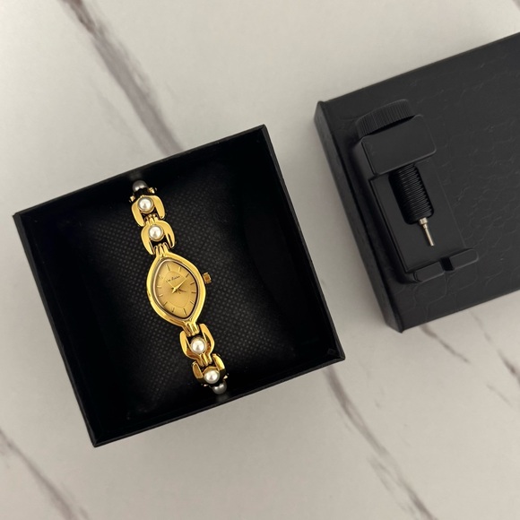 American Vintage Accessories - Retro Gold and Gold Dial‎ With Pearl accents Vintage inspired Women's Y2K Watch